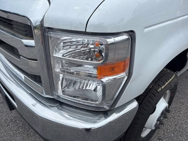 2026 Oxford White Ford E-450SD Base RWD Cutaway