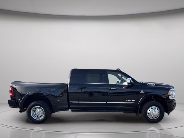 2022 Diamond Black Crystal Pearlcoat Ram 3500 Limited 4X4 Truck