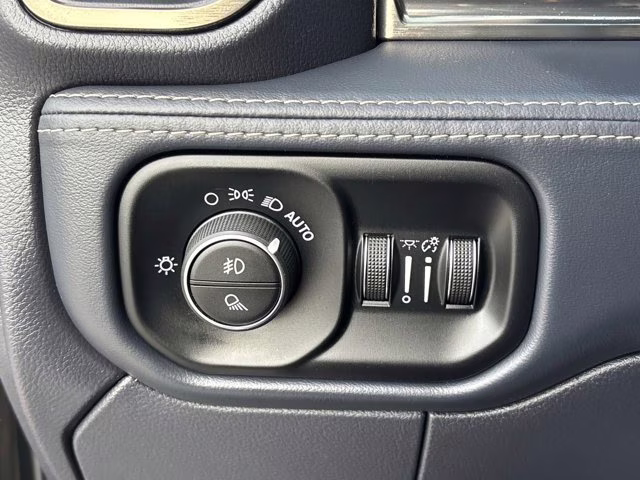 2022 Diamond Black Crystal Pearlcoat Ram 3500 Limited 4X4 Truck