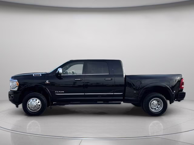 2022 Diamond Black Crystal Pearlcoat Ram 3500 Limited 4X4 Truck