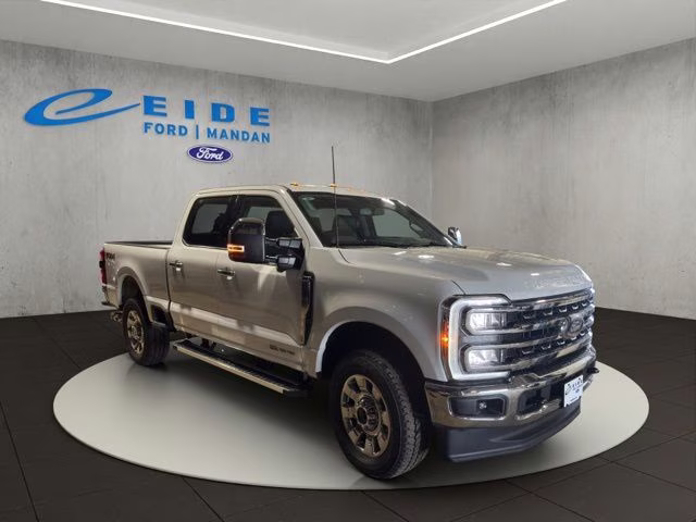2026 Oxford White Ford Super Duty F-250 SRW Lariat 4X4 Truck