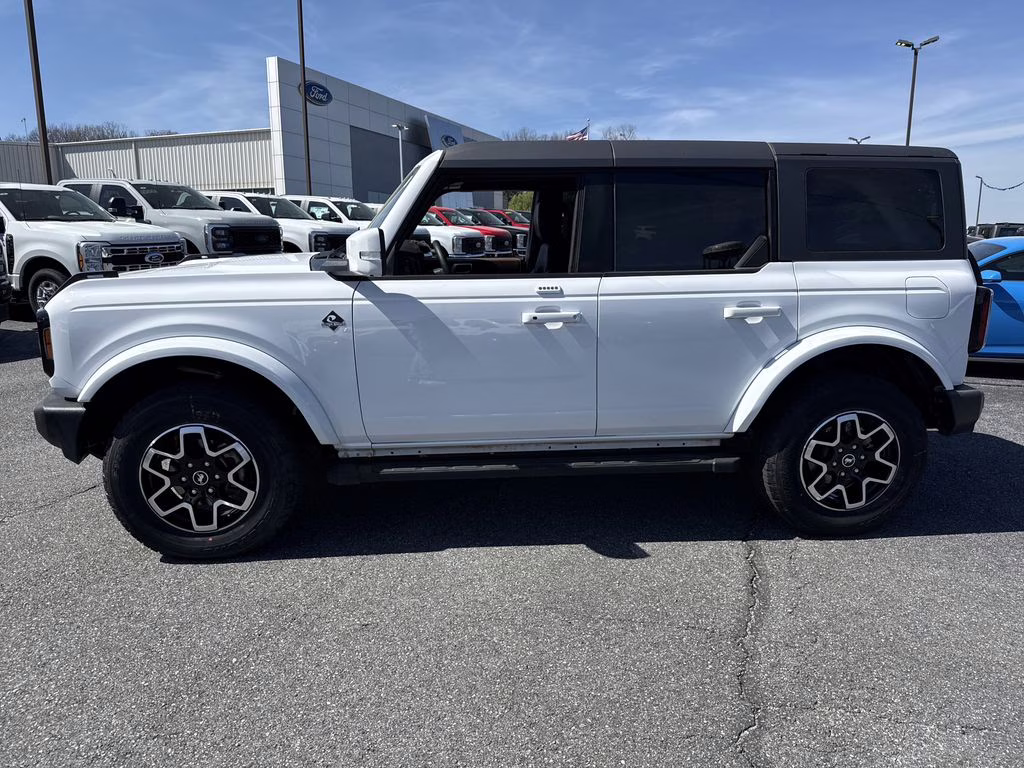 2023 Oxford White Ford Bronco Outer Banks 4X4 SUV