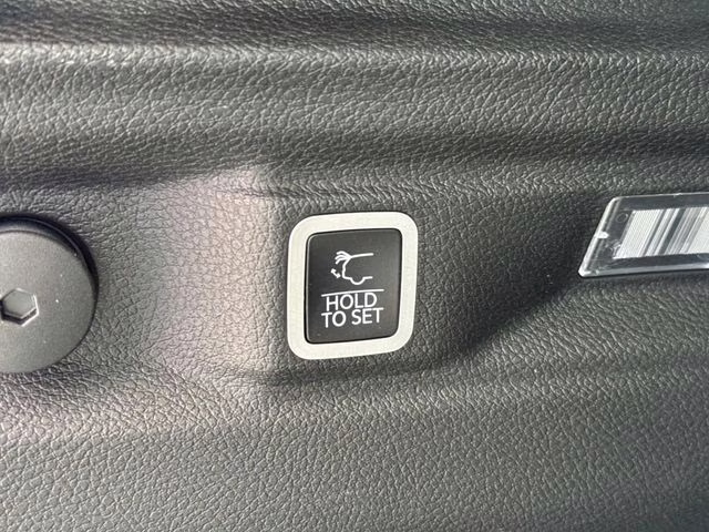 2022 Diamond Black Crystal Pearlcoat Jeep Grand Cherokee L Limited RWD SUV