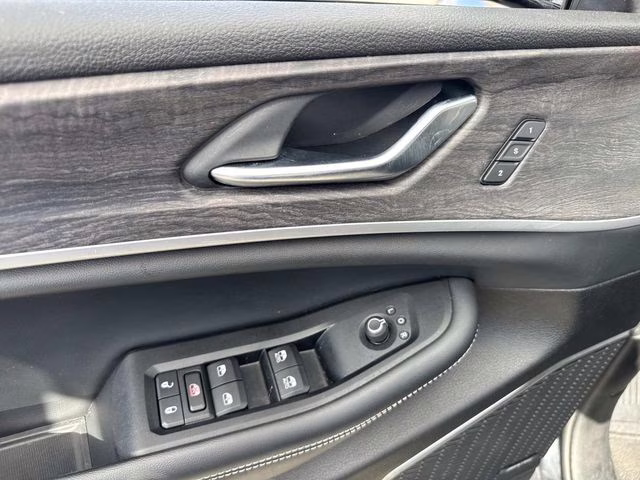 2022 Diamond Black Crystal Pearlcoat Jeep Grand Cherokee L Limited RWD SUV