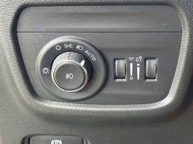 2022 Diamond Black Crystal Pearlcoat Jeep Grand Cherokee L Limited RWD SUV