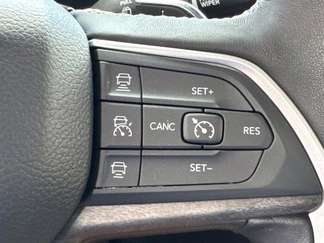 2022 Diamond Black Crystal Pearlcoat Jeep Grand Cherokee L Limited RWD SUV