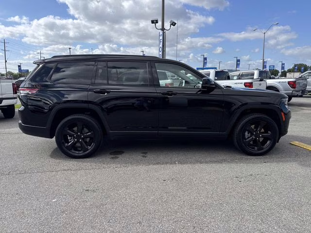 2022 Diamond Black Crystal Pearlcoat Jeep Grand Cherokee L Limited RWD SUV