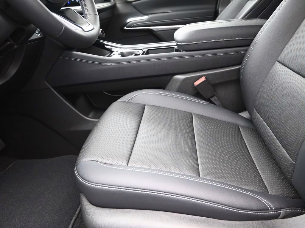 2026 Summit White Chevrolet Traverse LT FWD SUV