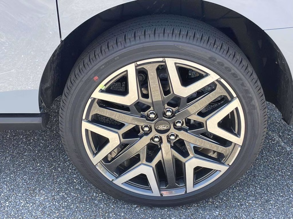 2026 Glacier Gray Metallic Tri-Coat Ford Expedition Max Platinum 4X4 SUV