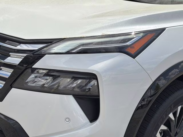 2026 Everest White Pearl Tricoat Nissan Rogue Platinum AWD SUV