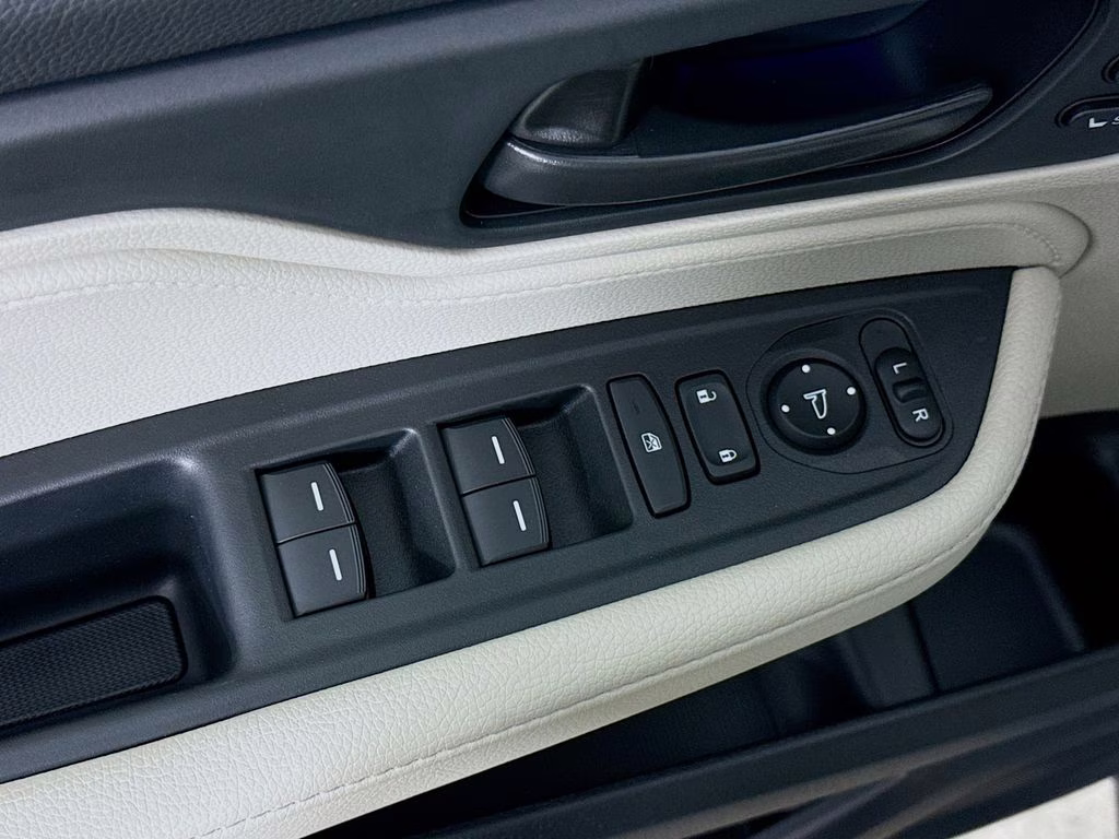 2026 Solar Silver Metallic Honda Odyssey EX-L FWD Van