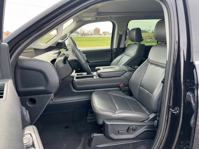 2025 Black Metallic Ford Expedition Active 4X4 SUV