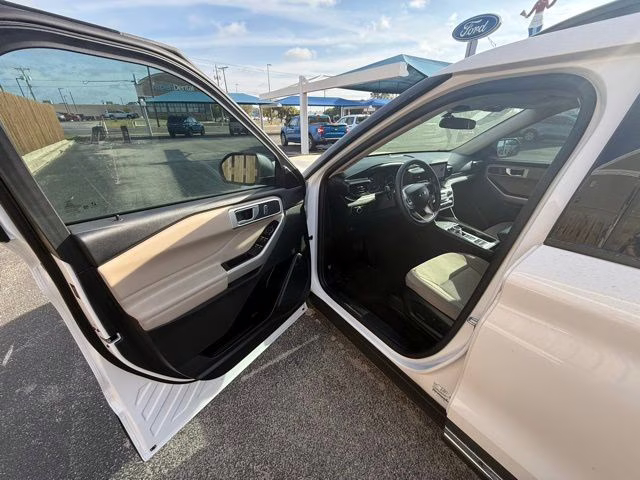 2023 White Metallic Ford Explorer XLT RWD SUV