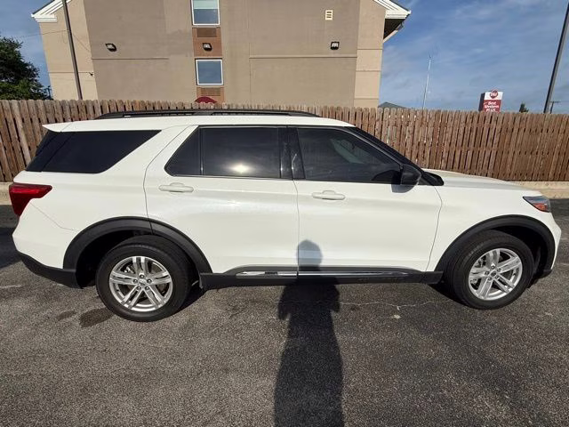 2023 White Metallic Ford Explorer XLT RWD SUV