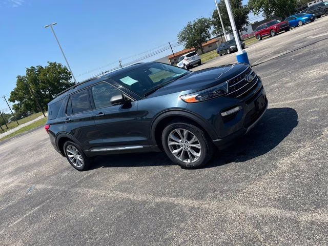 2022 Blue Metallic Ford Explorer XLT 4X4 SUV