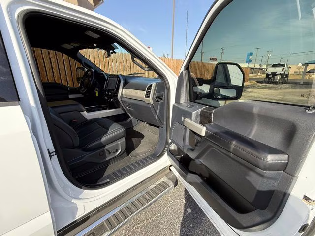 2022 Oxford White Ford Super Duty F-250 SRW Lariat 4X4 Truck