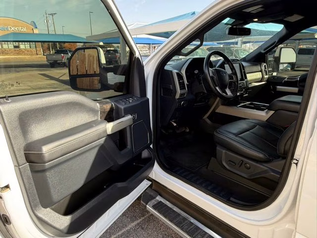 2022 Oxford White Ford Super Duty F-250 SRW Lariat 4X4 Truck