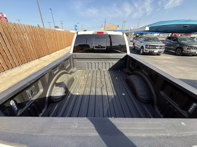 2022 Oxford White Ford Super Duty F-250 SRW Lariat 4X4 Truck