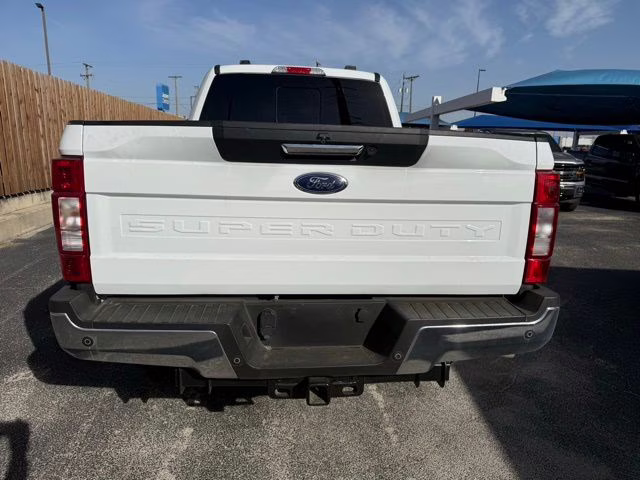 2022 Oxford White Ford Super Duty F-250 SRW Lariat 4X4 Truck