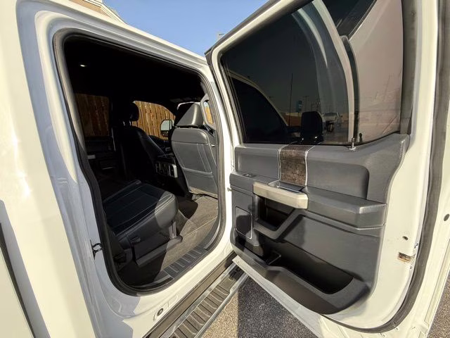 2022 Oxford White Ford Super Duty F-250 SRW Lariat 4X4 Truck