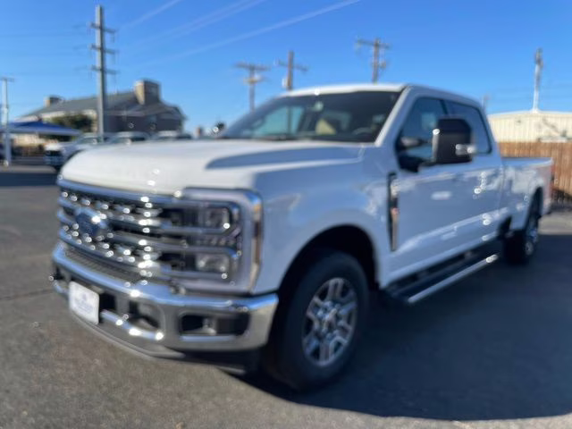 2026 Oxford White Ford Super Duty F-350 SRW Lariat RWD Truck