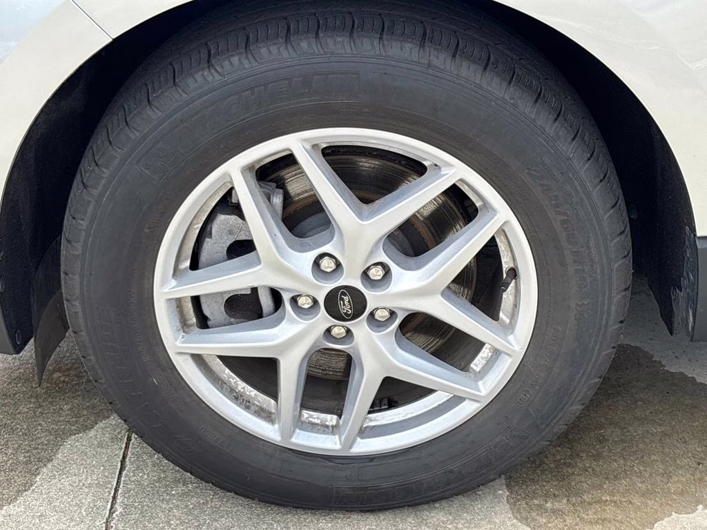 2024 Silver Metallic Ford Edge SEL AWD SUV