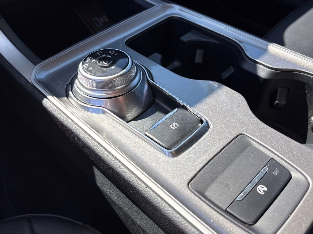 2024 Silver Metallic Ford Edge SEL AWD SUV