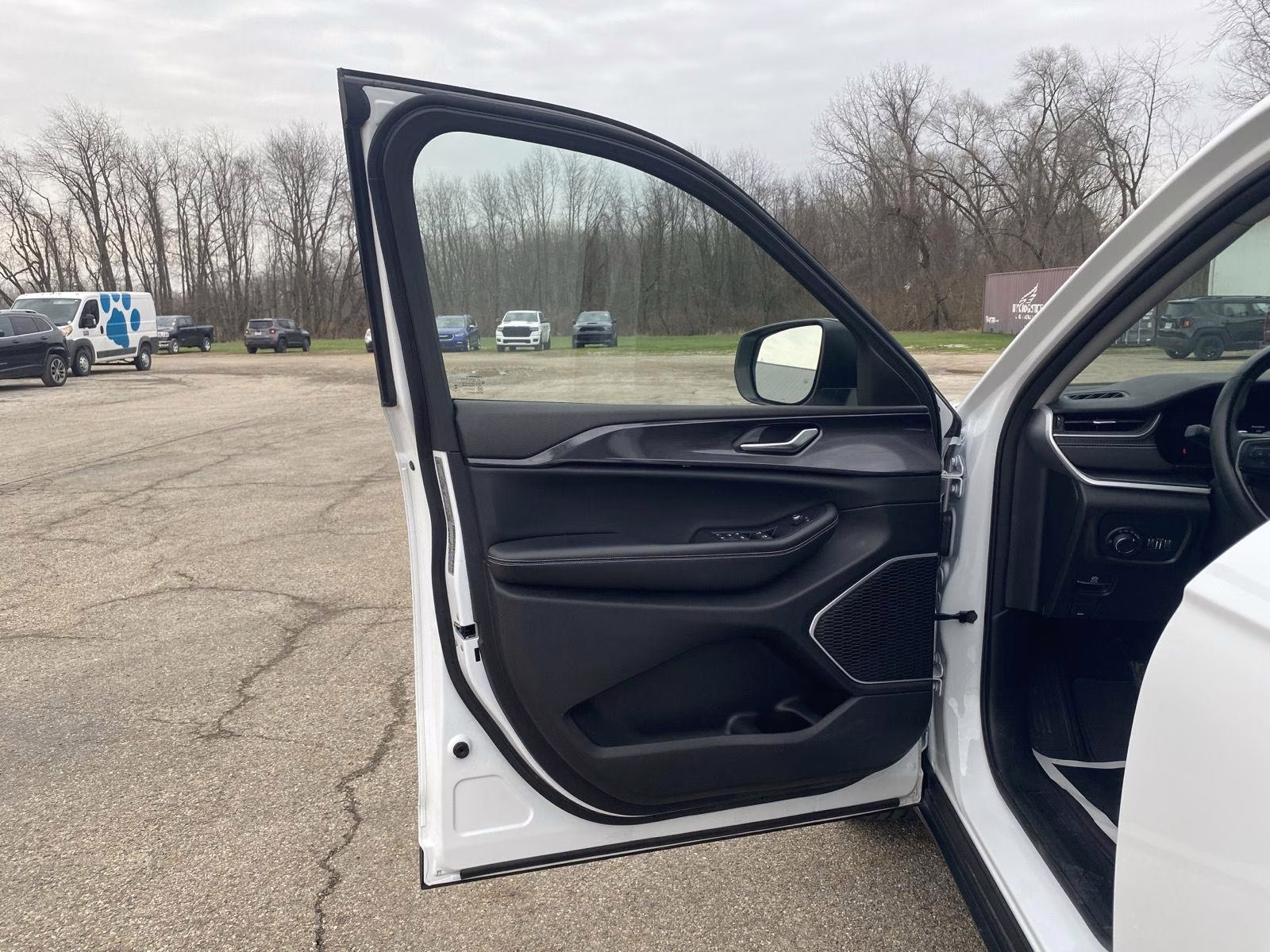 2022 Bright White Clearcoat Jeep Grand Cherokee Laredo 4X4 SUV