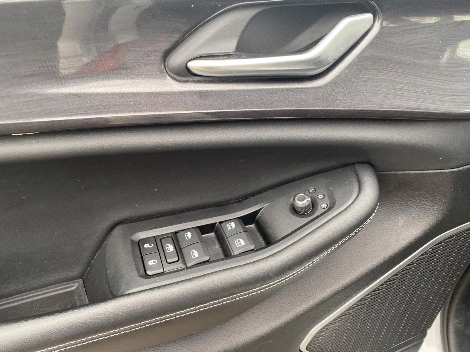 2022 Bright White Clearcoat Jeep Grand Cherokee Laredo 4X4 SUV