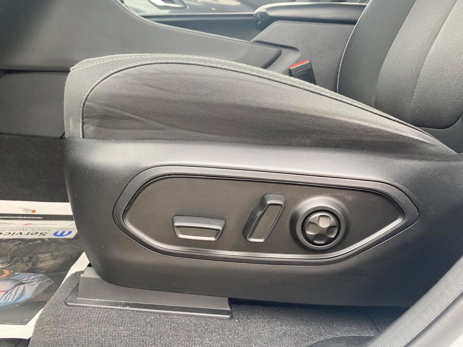 2022 Bright White Clearcoat Jeep Grand Cherokee Laredo 4X4 SUV