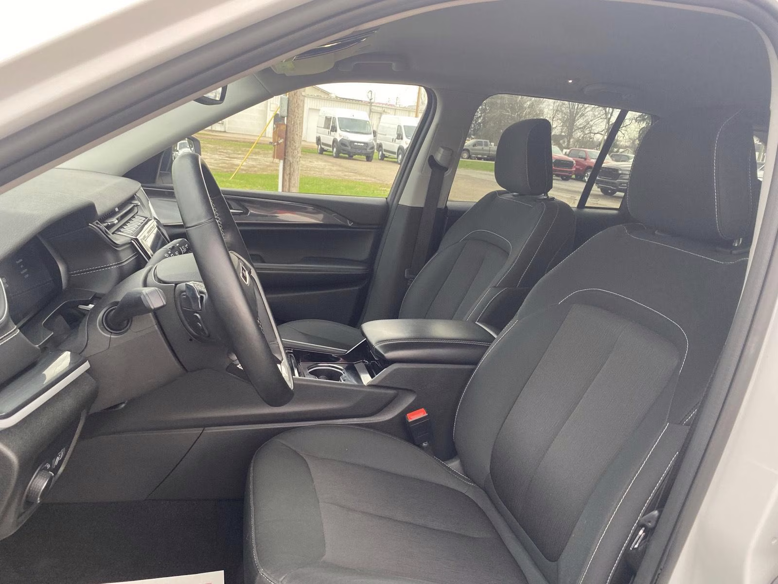 2022 Bright White Clearcoat Jeep Grand Cherokee Laredo 4X4 SUV