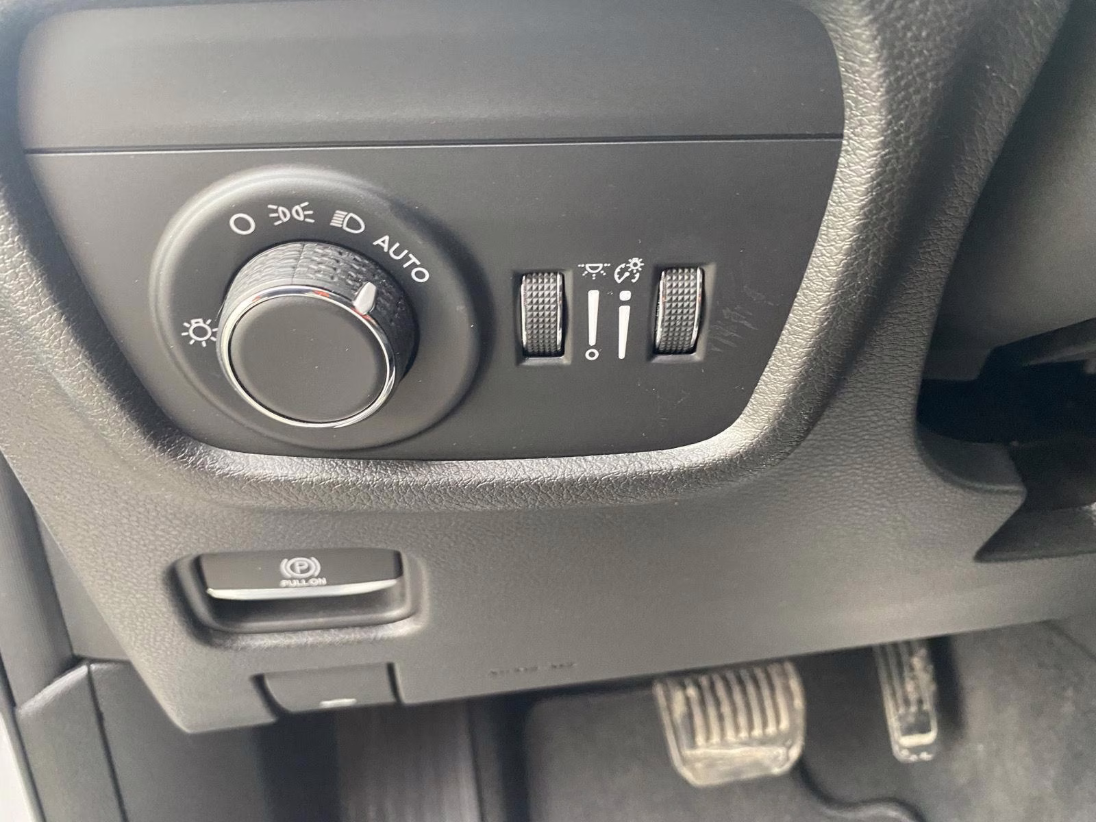 2022 Bright White Clearcoat Jeep Grand Cherokee Laredo 4X4 SUV