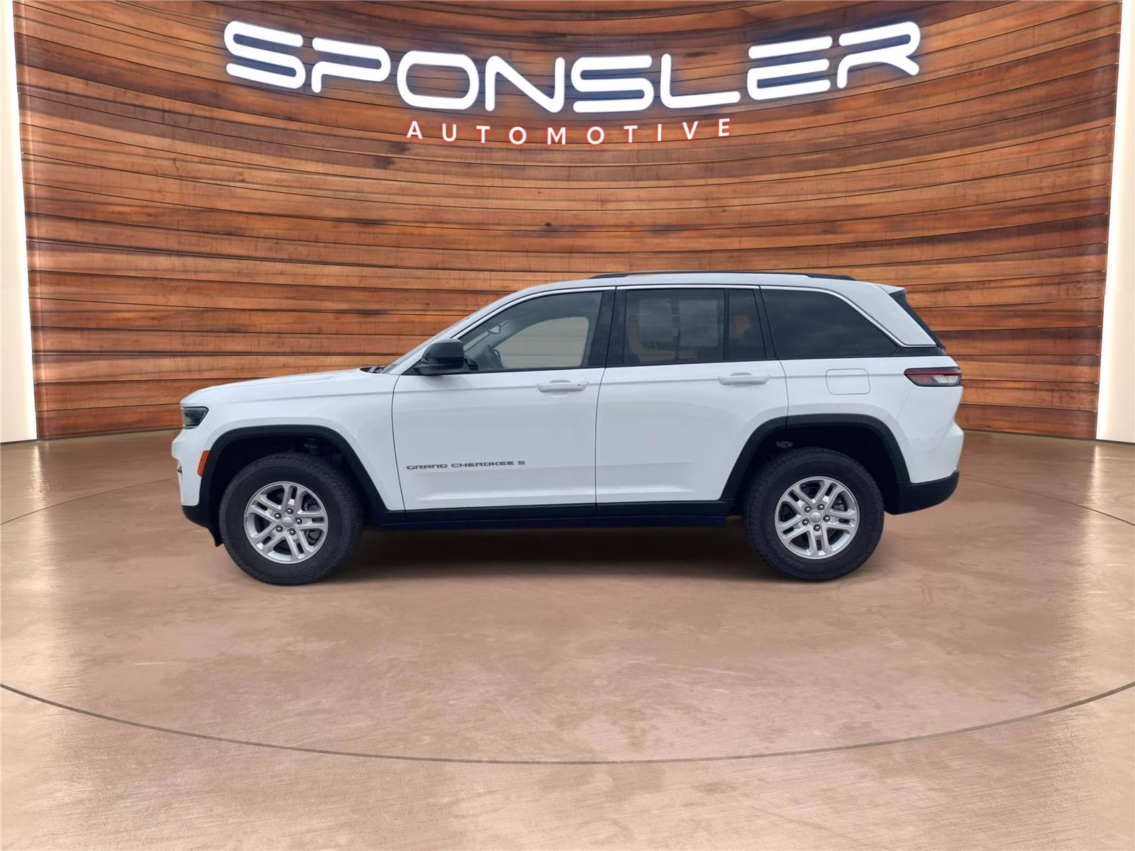 2022 Bright White Clearcoat Jeep Grand Cherokee Laredo 4X4 SUV