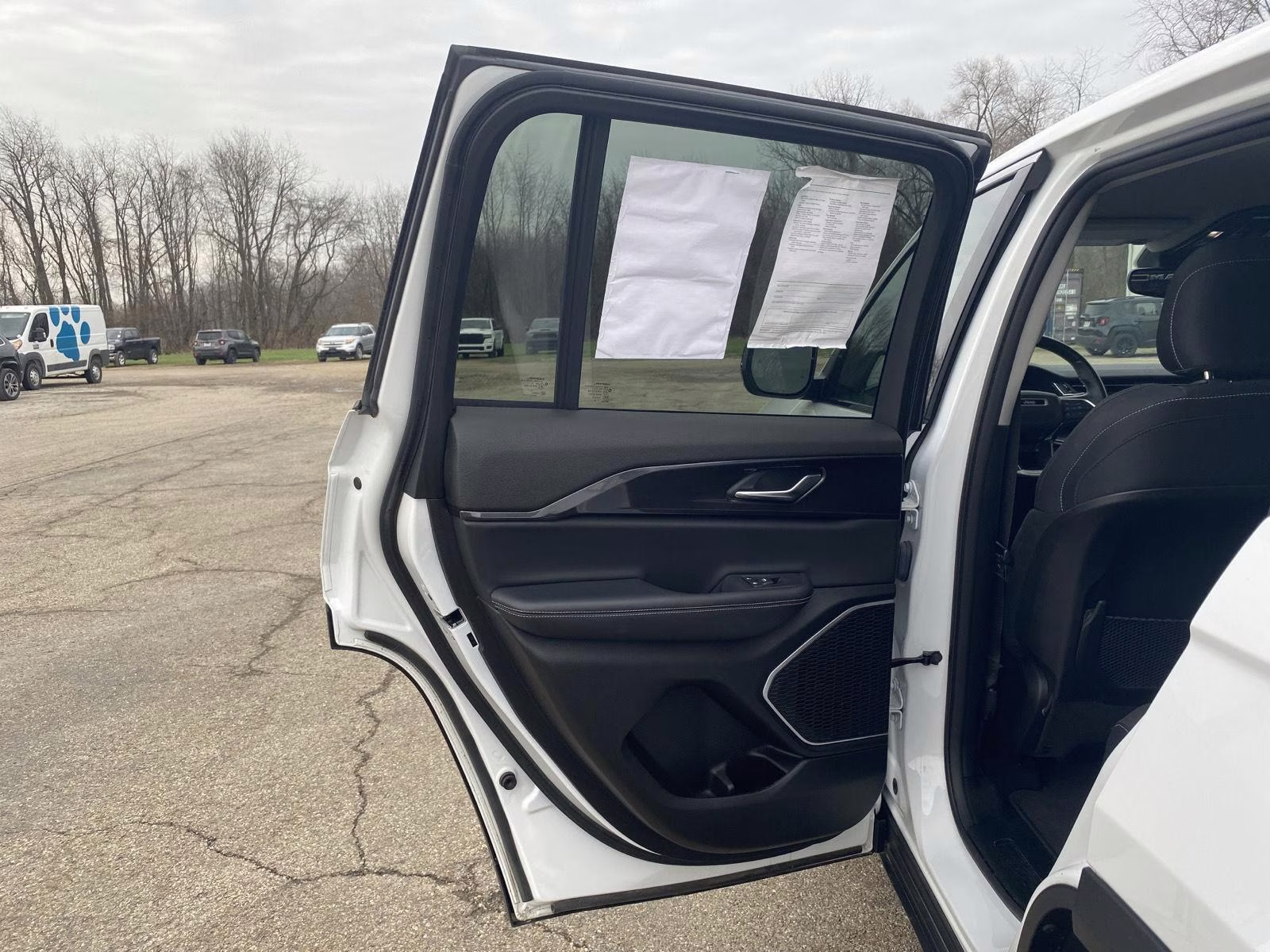 2022 Bright White Clearcoat Jeep Grand Cherokee Laredo 4X4 SUV