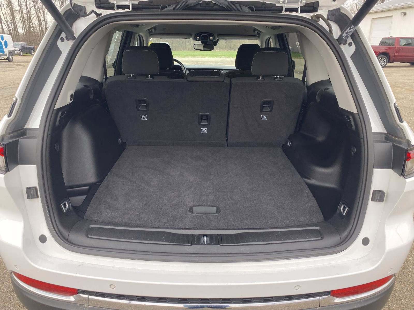 2022 Bright White Clearcoat Jeep Grand Cherokee Laredo 4X4 SUV