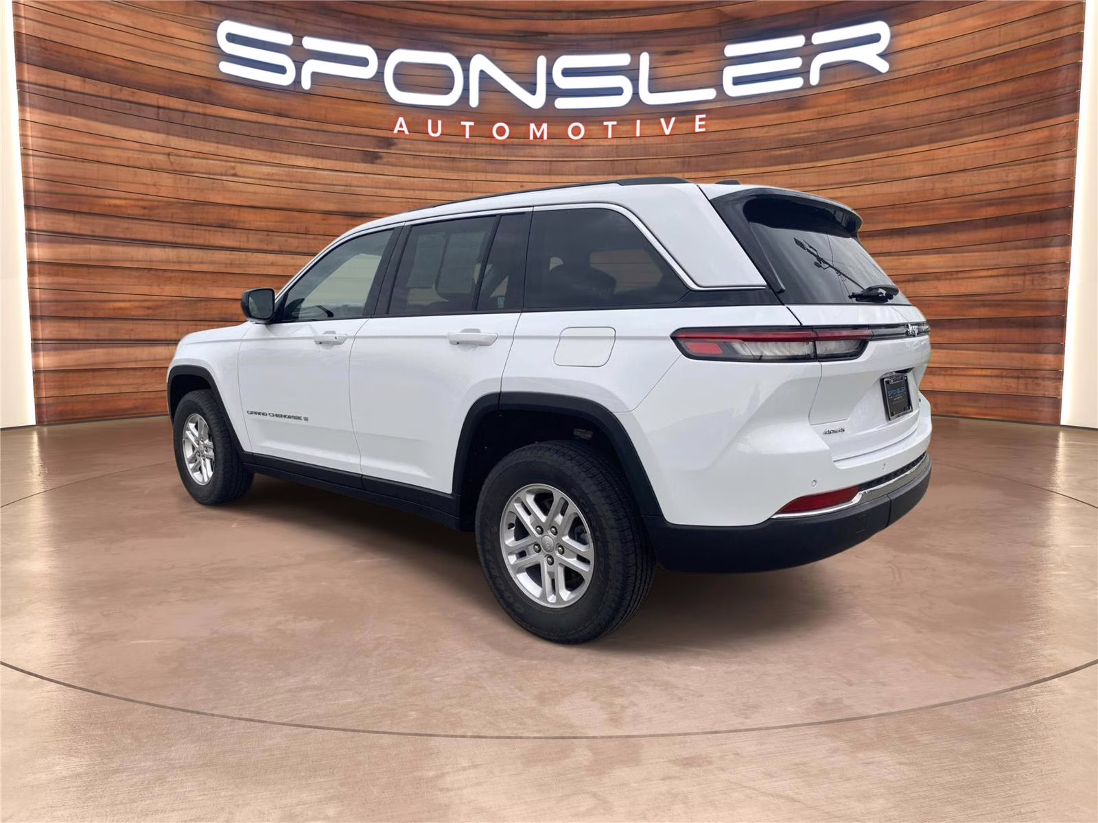 2022 Bright White Clearcoat Jeep Grand Cherokee Laredo 4X4 SUV