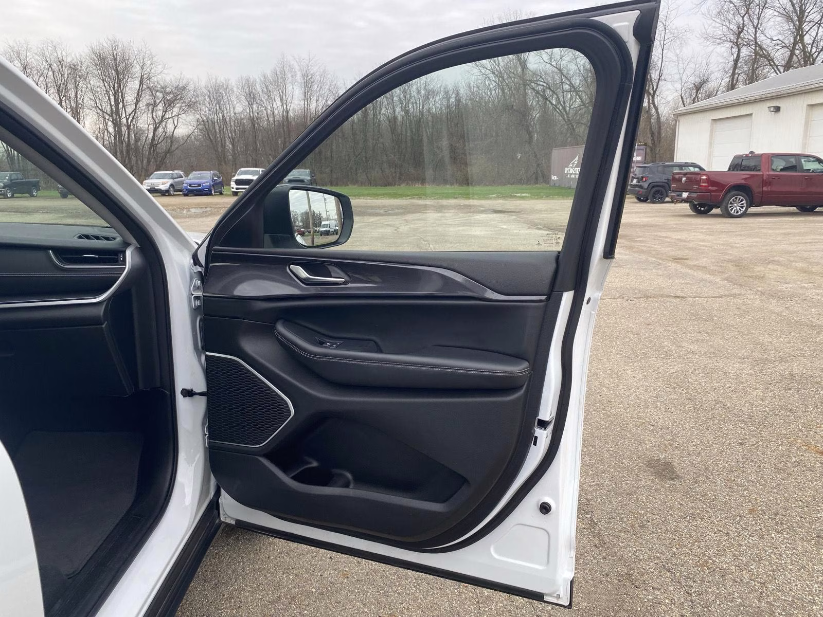 2022 Bright White Clearcoat Jeep Grand Cherokee Laredo 4X4 SUV