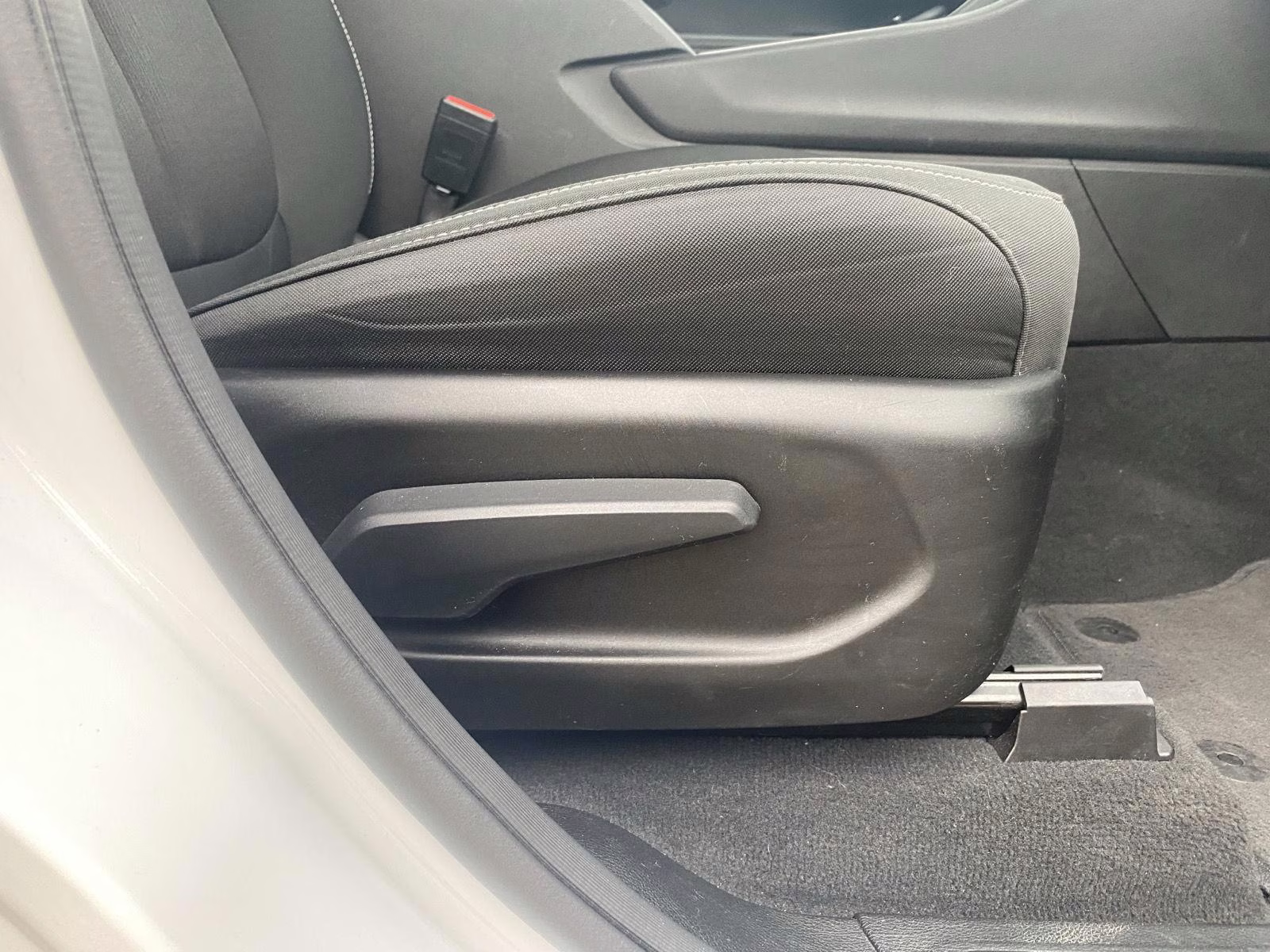 2022 Bright White Clearcoat Jeep Grand Cherokee Laredo 4X4 SUV