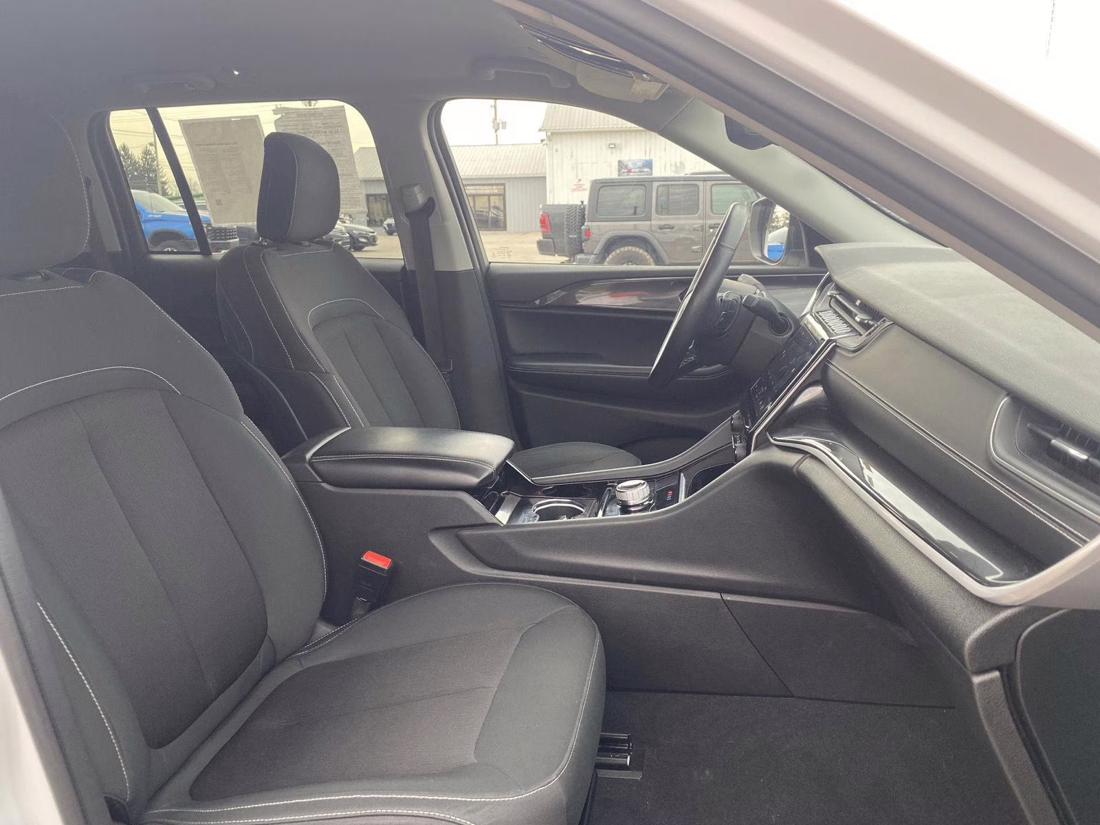 2022 Bright White Clearcoat Jeep Grand Cherokee Laredo 4X4 SUV