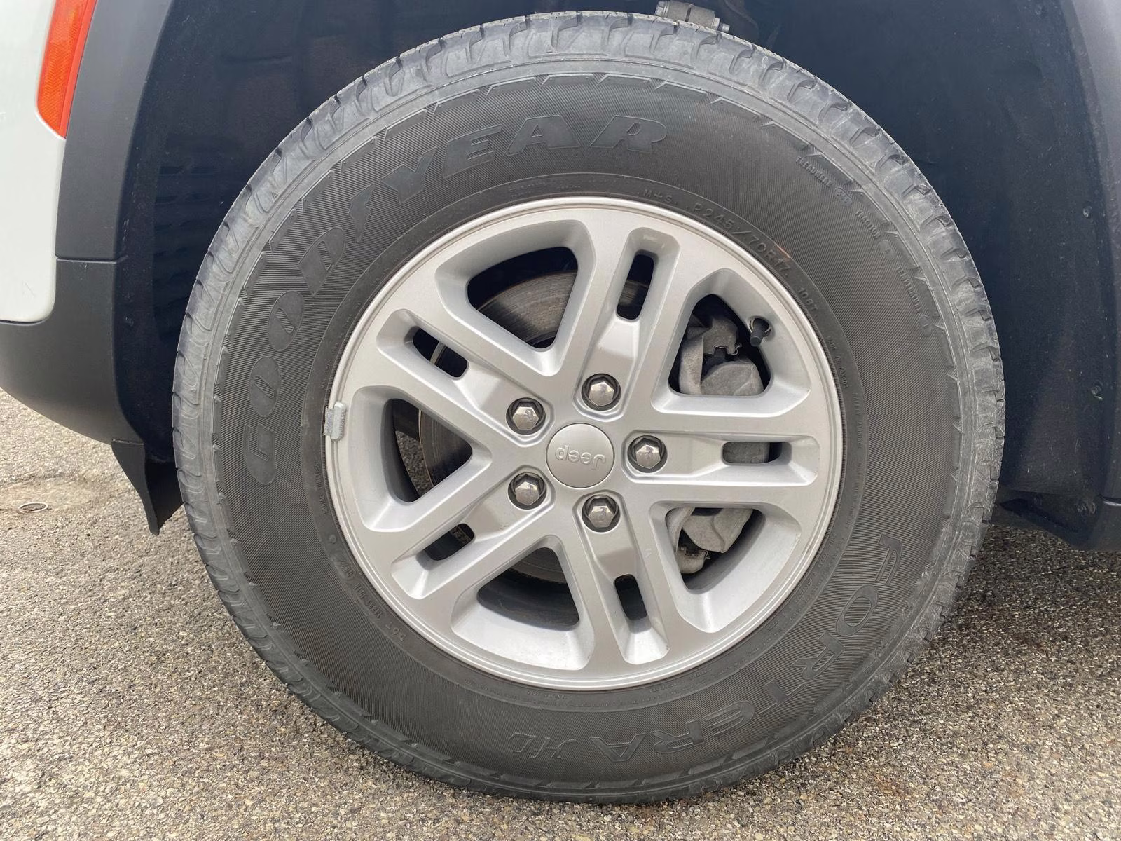 2022 Bright White Clearcoat Jeep Grand Cherokee Laredo 4X4 SUV
