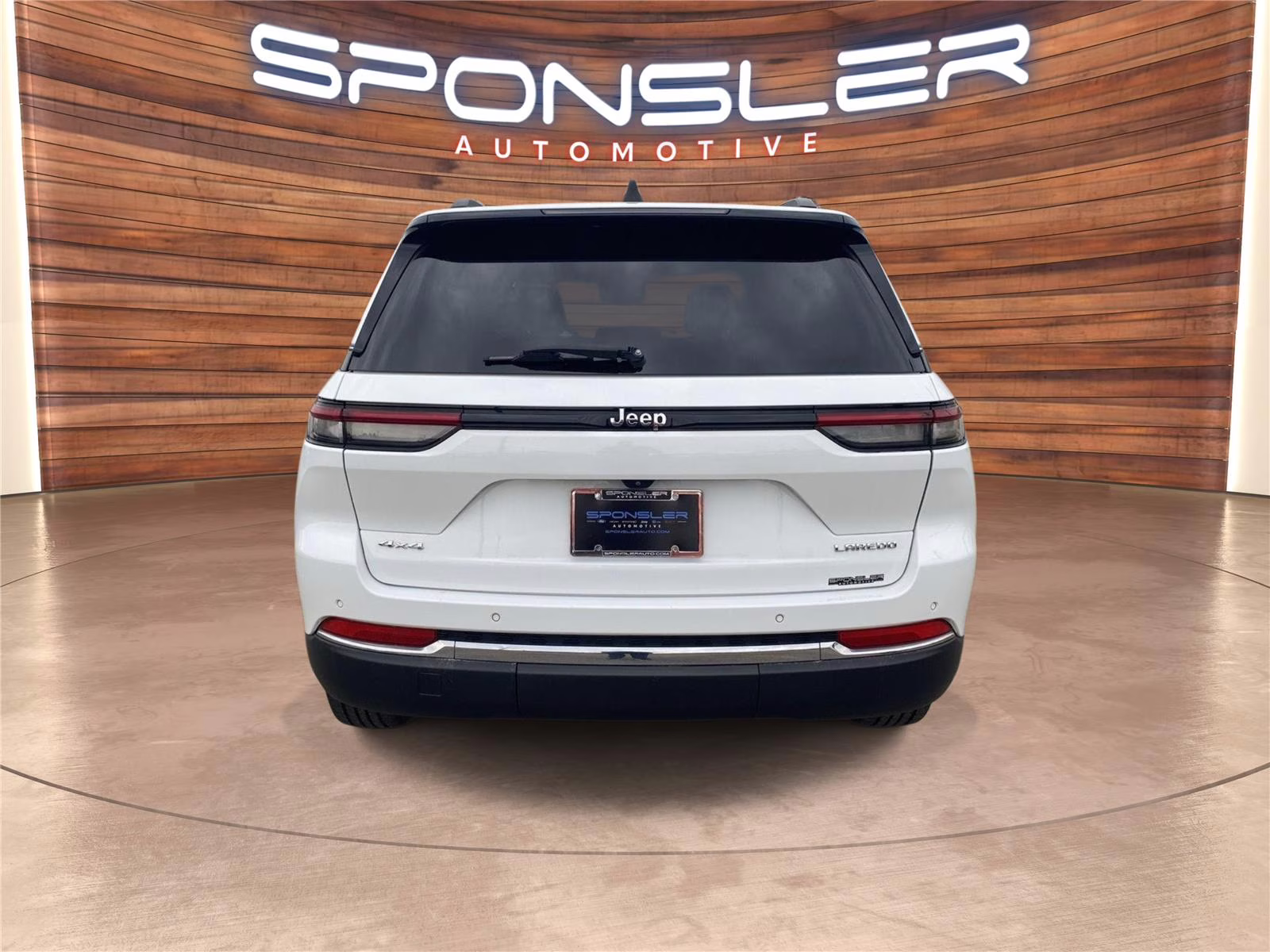 2022 Bright White Clearcoat Jeep Grand Cherokee Laredo 4X4 SUV