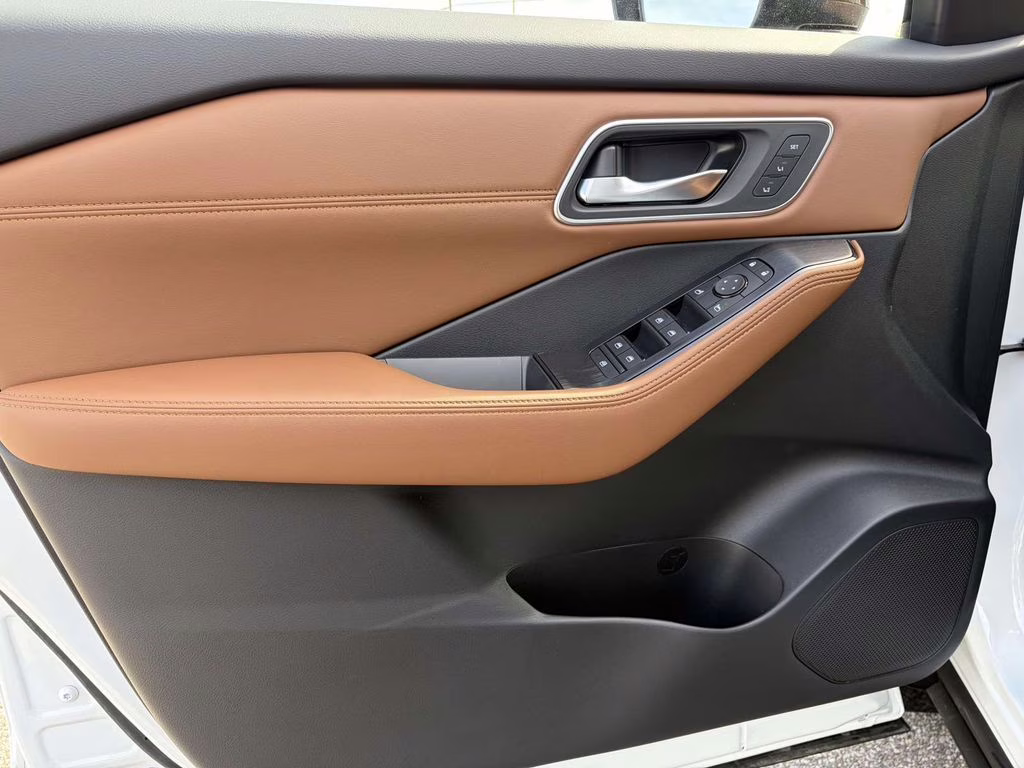 2026 Everest White Pearl/Super Black Nissan Rogue Platinum AWD SUV