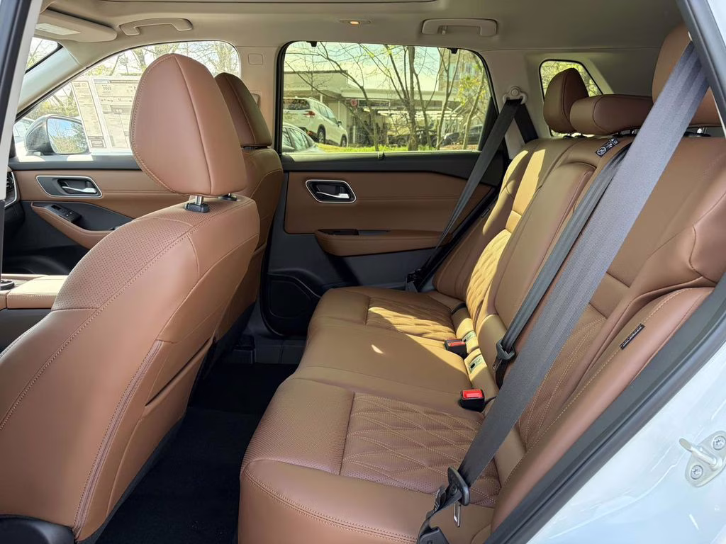 2026 Everest White Pearl/Super Black Nissan Rogue Platinum AWD SUV