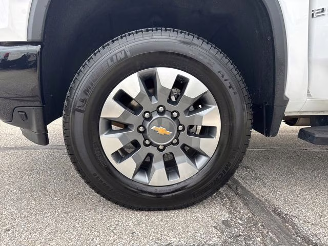 2022 Summit White Chevrolet Silverado 2500HD Custom 4X4 Truck