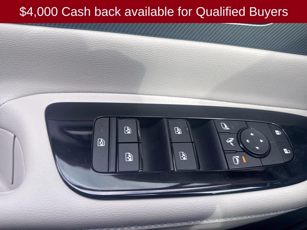 2026 Everest White Pearl/Black Nissan Murano Platinum AWD SUV