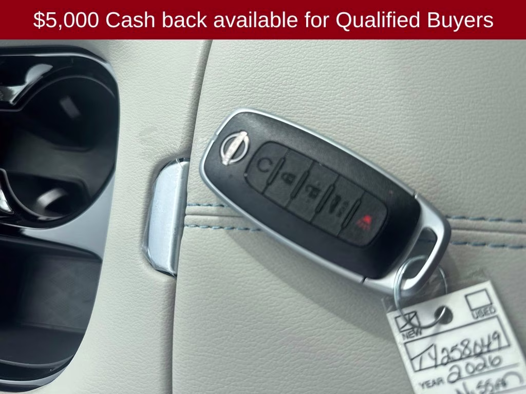 2026 Everest White Pearl/Black Nissan Murano Platinum AWD SUV