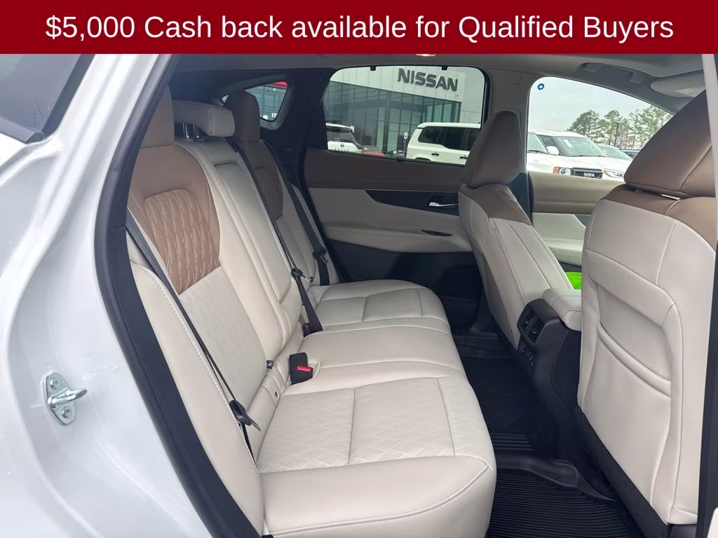 2026 Everest White Pearl/Black Nissan Murano Platinum AWD SUV