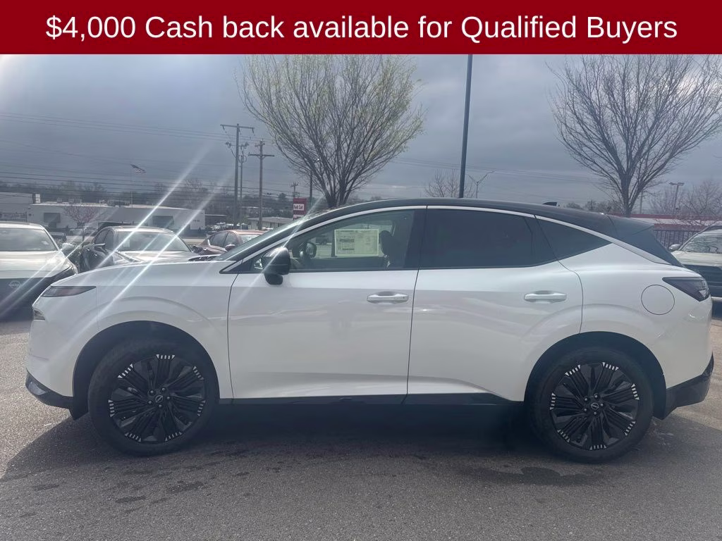 2026 Everest White Pearl/Black Nissan Murano Platinum AWD SUV