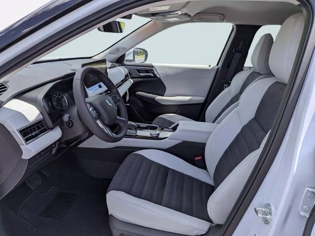 2026 White Diamond Mitsubishi Outlander SE FWD SUV