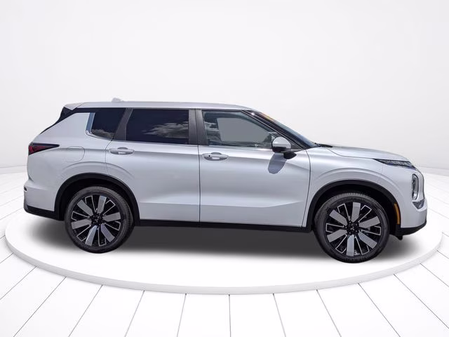 2026 White Diamond Mitsubishi Outlander SE FWD SUV